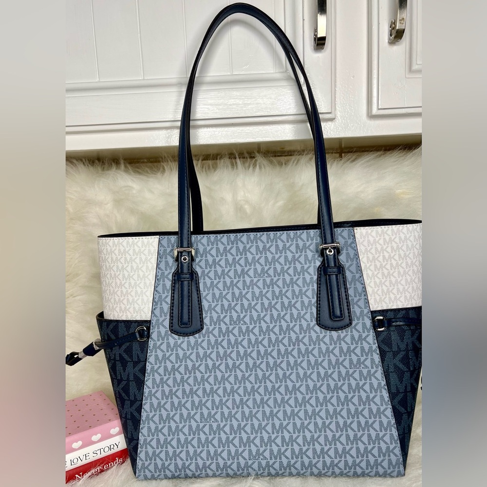 Michael Kors Voyager Large Color Block Signature Logo in Admiral Multi - Picture 4 of 12